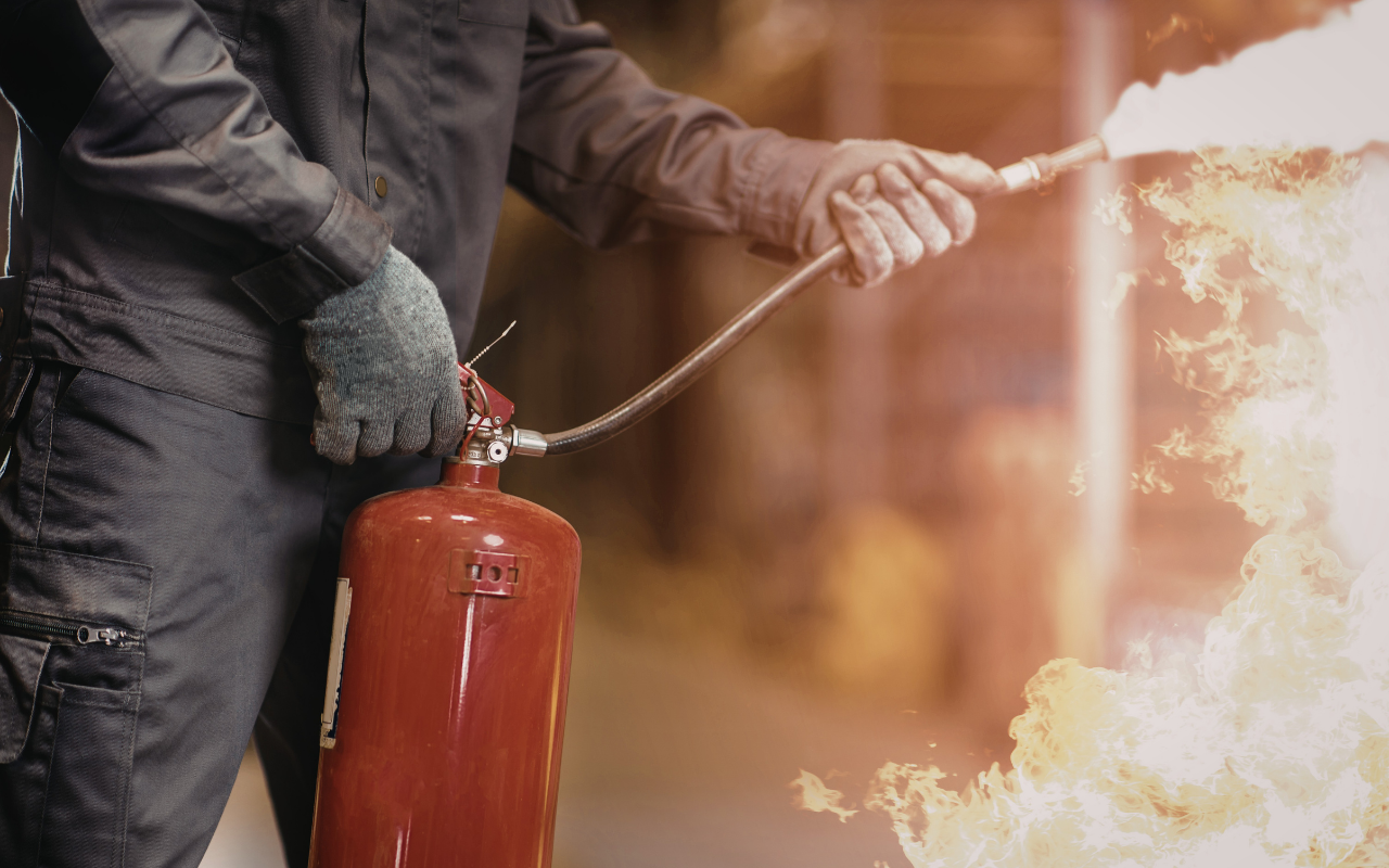 ENTRENAMIENTO DE PREVENCIÓN Y COMBATE DE INCENDIOS (USO DE EXTINTORES)